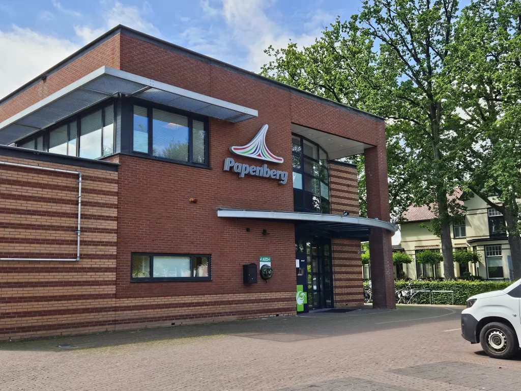Ingang van schoonheidssalon Dermatique Marjo in gezondheidscentrum Papenberg in Beekbergen