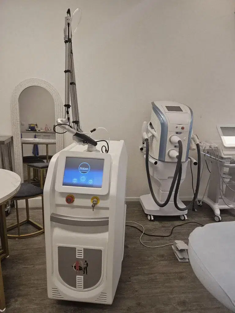 Pico Laser voor tatoeages verwijderen in de salon van Dermatique Marjo in Beekbergen